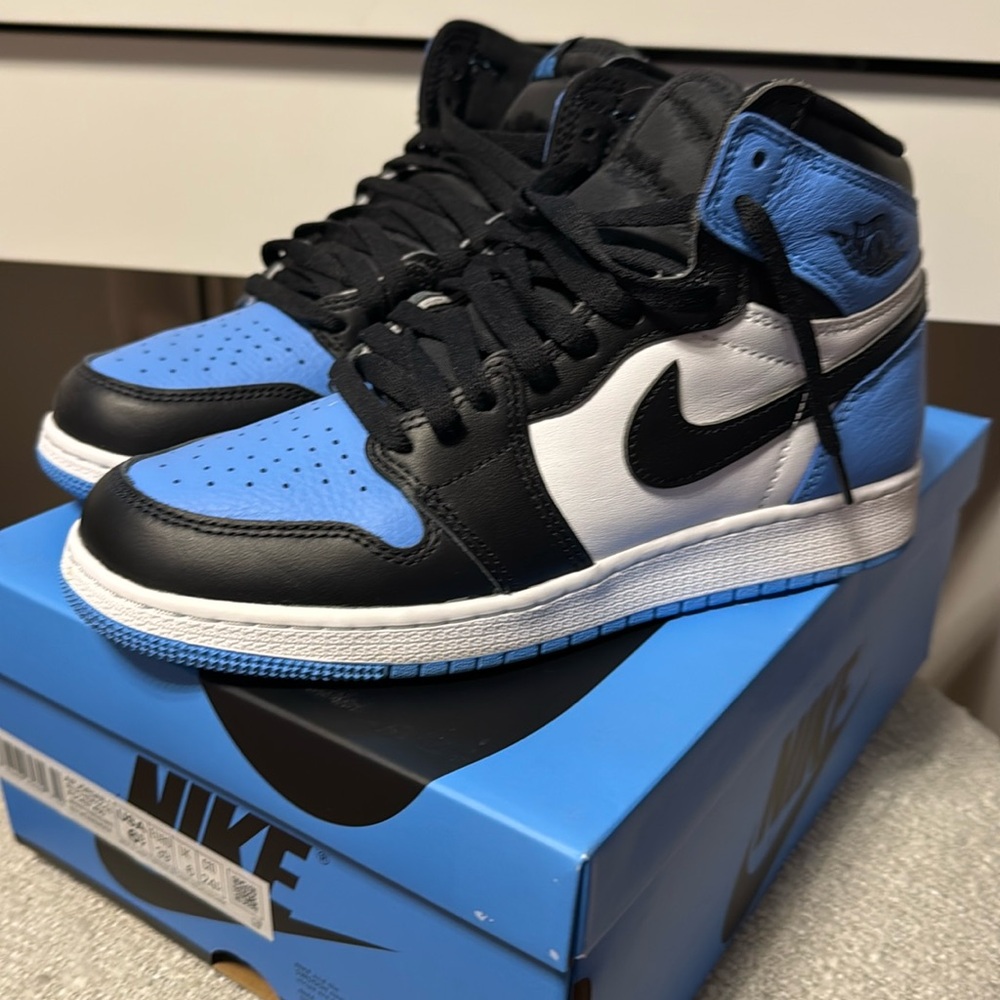 Air Jordan retro high university blue